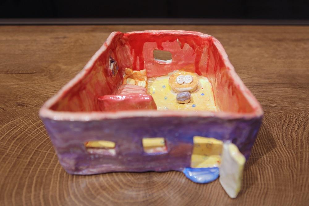 他們透過外遊公園後觀察到的紋理和圖形,用陶泥泥板拓印重塑屬於自己的家。