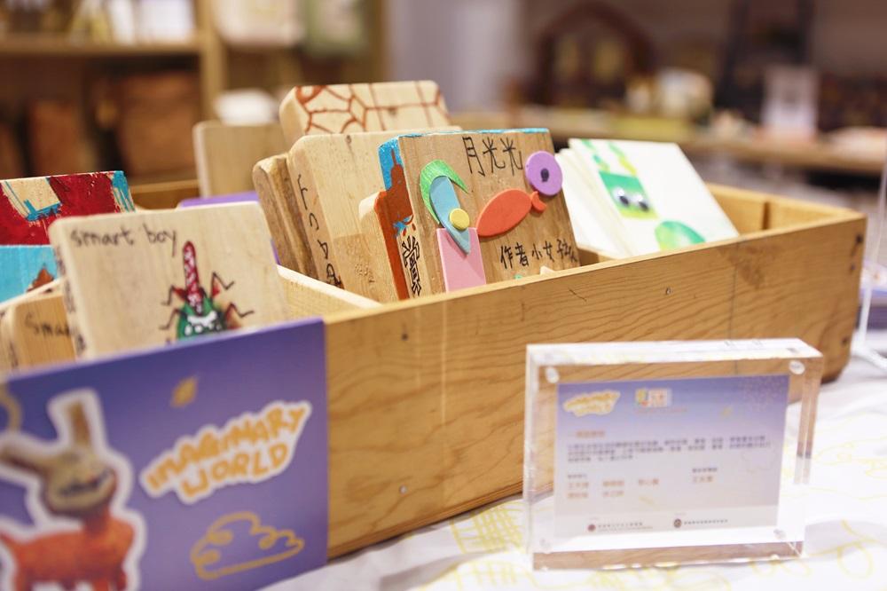 七彩的小木板實為拼圖的其中一塊,多塊拼合在一起,擦出全新火花,成為共同創作的普普風大型作品。