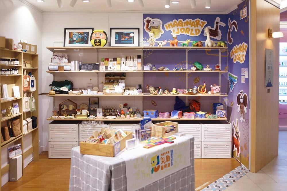 七彩的小木板實為拼圖的其中一塊,多塊拼合在一起,擦出全新火花,成為共同創作的普普風大型作品。