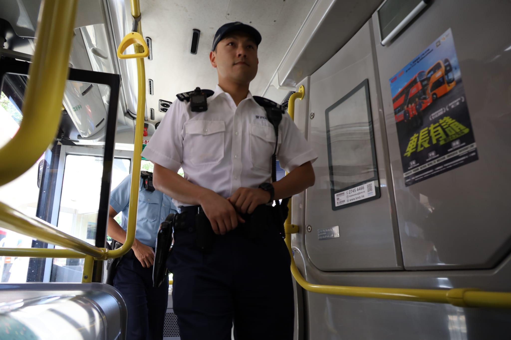 巡邏的警員登車時毋須繳付車資。(鍾式明攝)