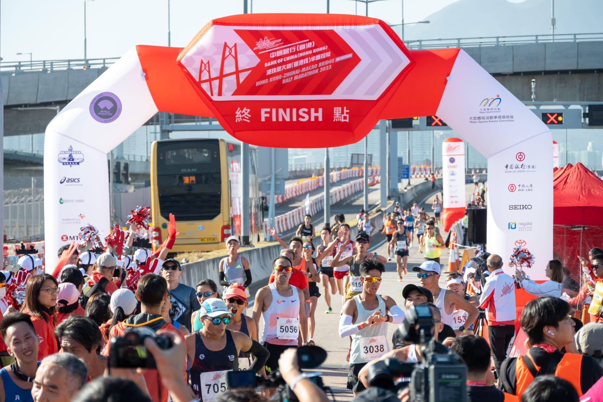 首屆港珠澳大橋香港段半馬拉松今早舉行。(陳奕釗攝)