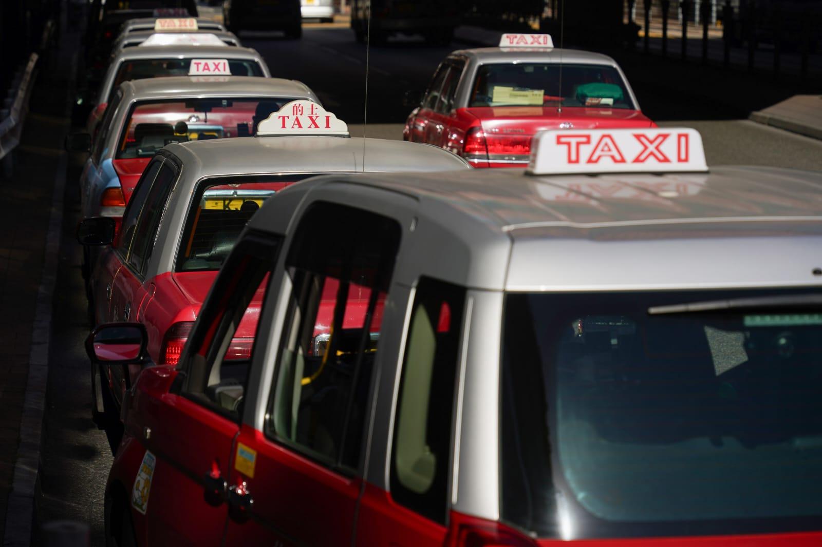 的士業界原定今日罷工反對「白牌車」,惟林村許願廣場以未有不反對通知書為由,拒絕租出場地,最終取消罷工行動。(資料圖片)