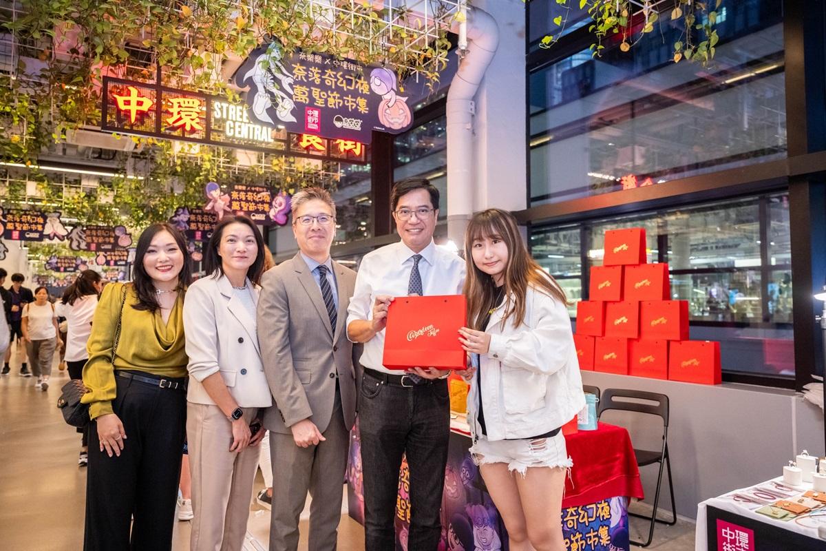 黃偉綸(右二)喺中環街市特別幫襯小商戶,買咗啲零食同同事分享。(黃偉綸FB)