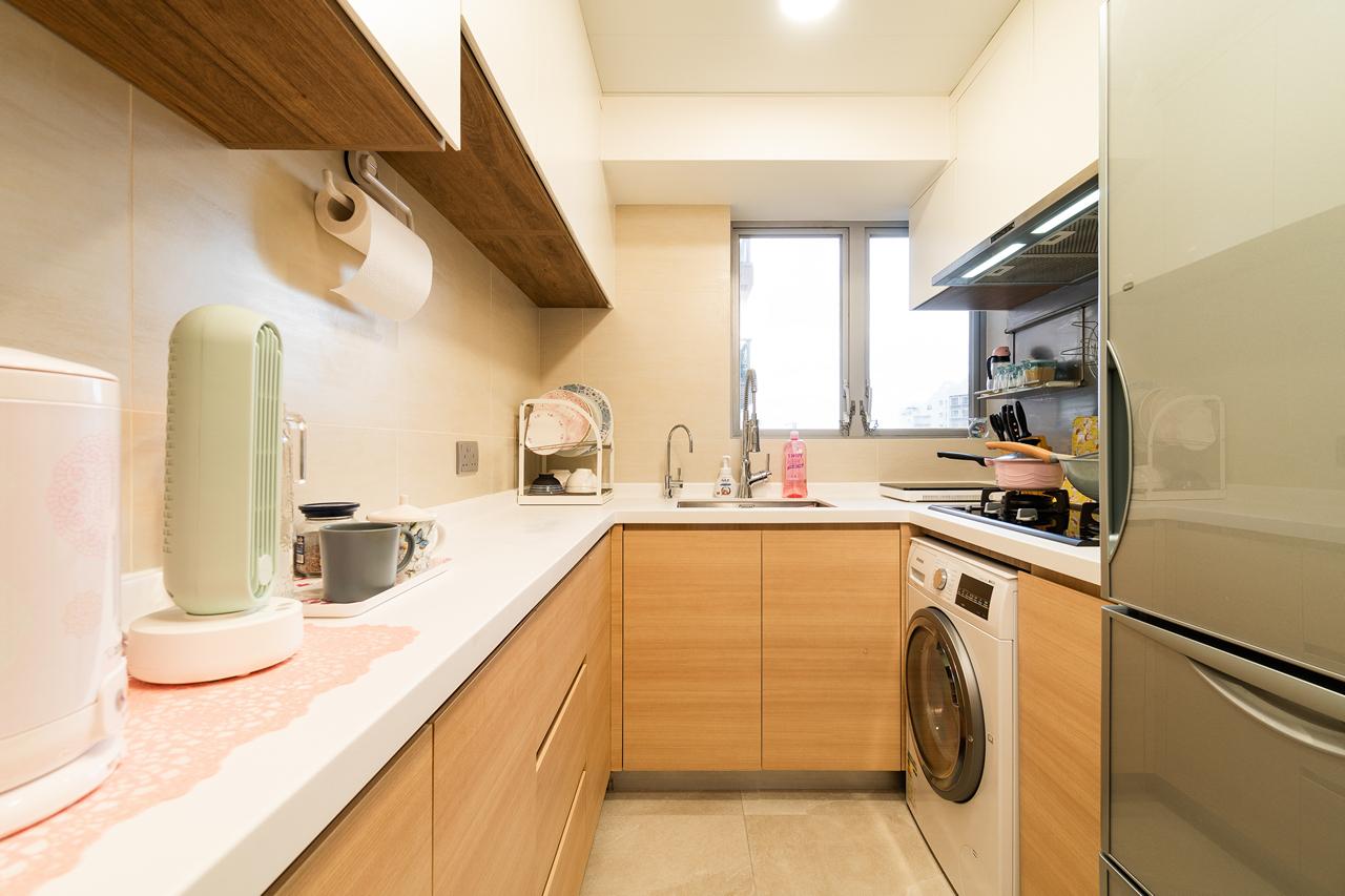 主要選用白色與自然木色系家具