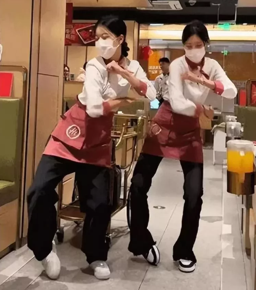 內地多個城市的海底撈分店侍應大跳名為「科目三」的舞蹈,於社交平台抖音爆紅