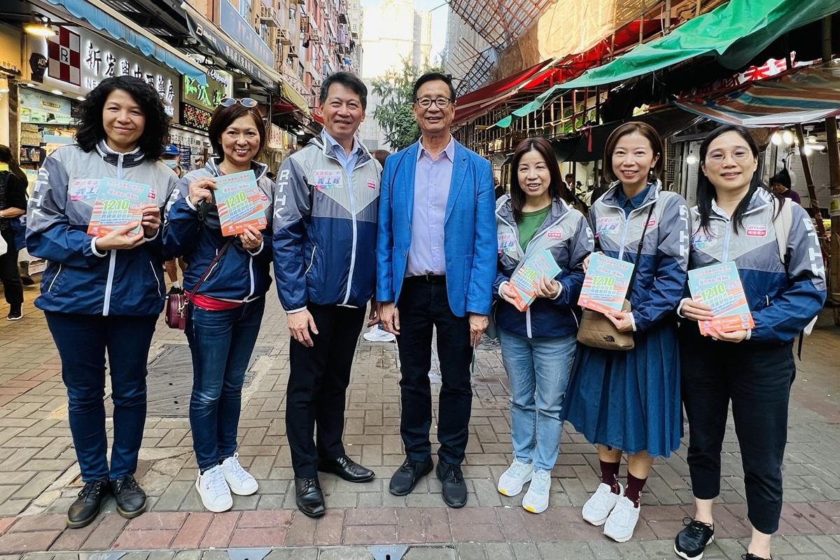 張國財(左三)、陳有海(中)與港台義工隊成員,到屯門宣傳區議會選舉。(港台提供)