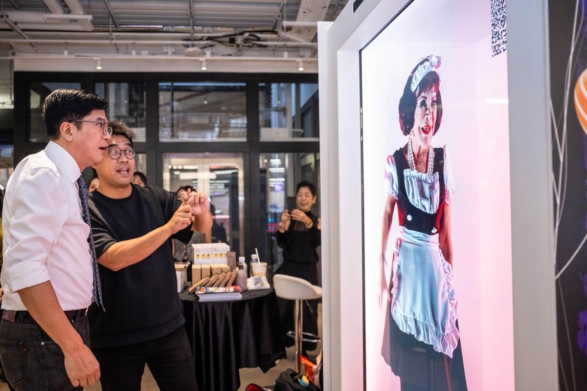 黃偉綸(左一)萬聖節前夕當晚專誠去中環街市。(黃偉綸FB)