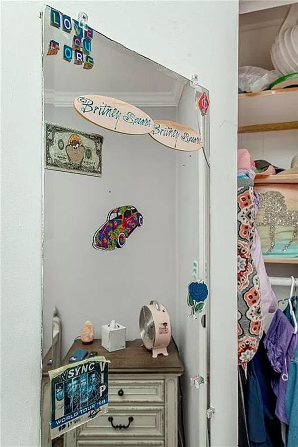 睡房另一邊可見Britney偶像、90年代Boy Band NSYNC演唱會場刊。