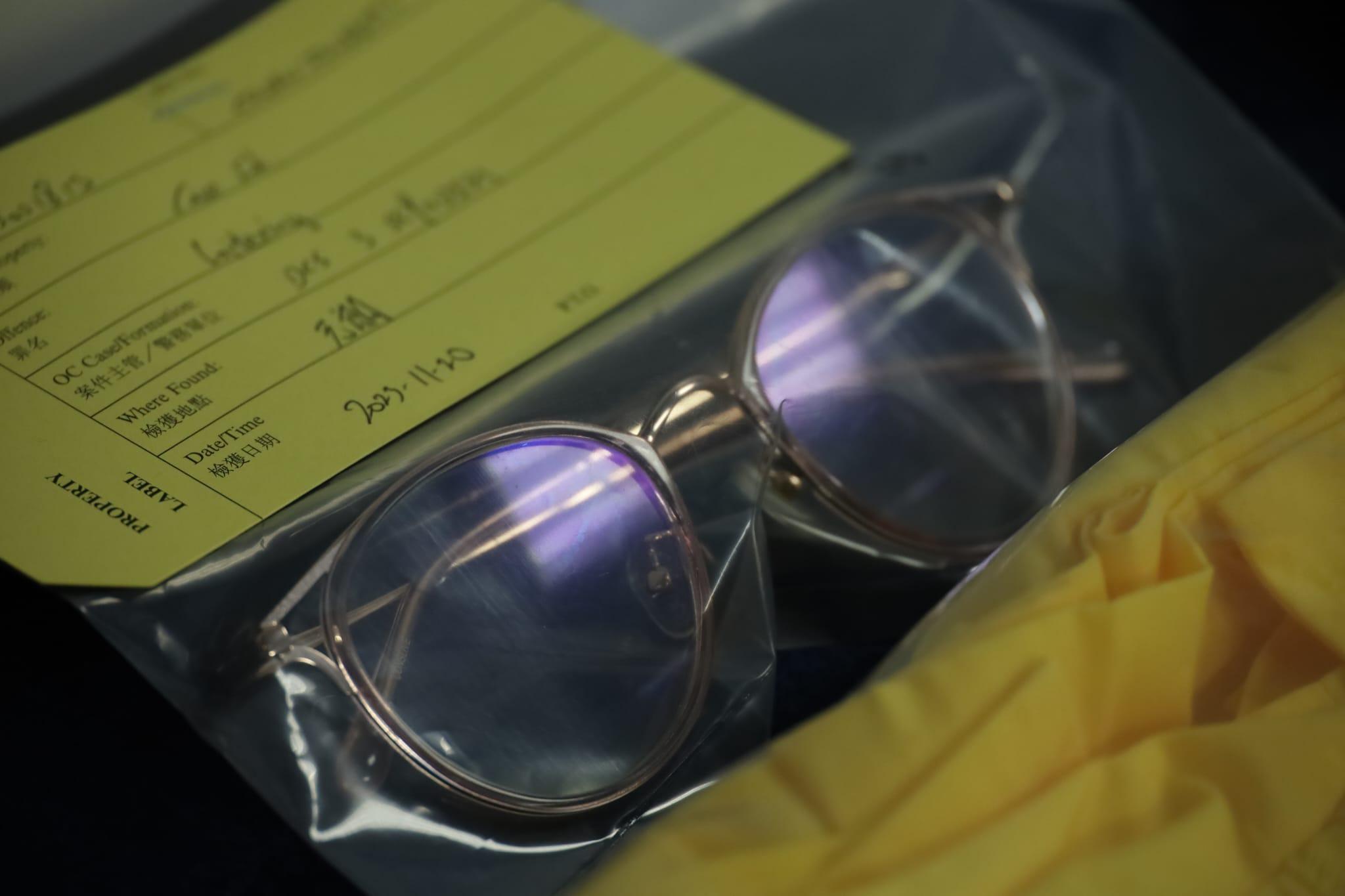 警方檢獲懷疑疑犯用過的眼鏡。(鍾式明攝)