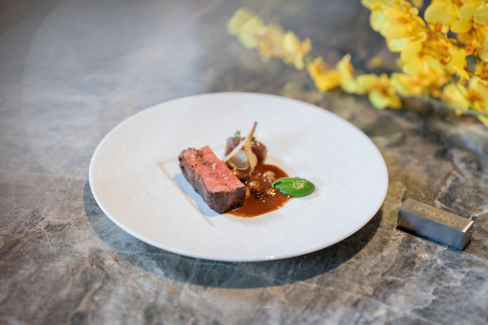 莎朗 9+和牛配波爾多醬伴焦糖洋蔥