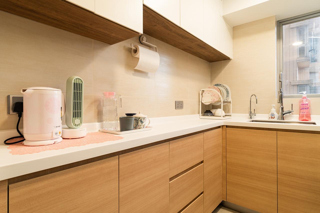 主要選用白色與自然木色系家具