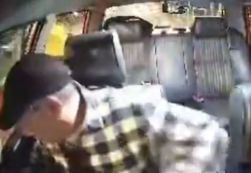 的士司機半途遇乘客打劫刀架頸 空手入白刃擊退對方(車cam L(香港群組))