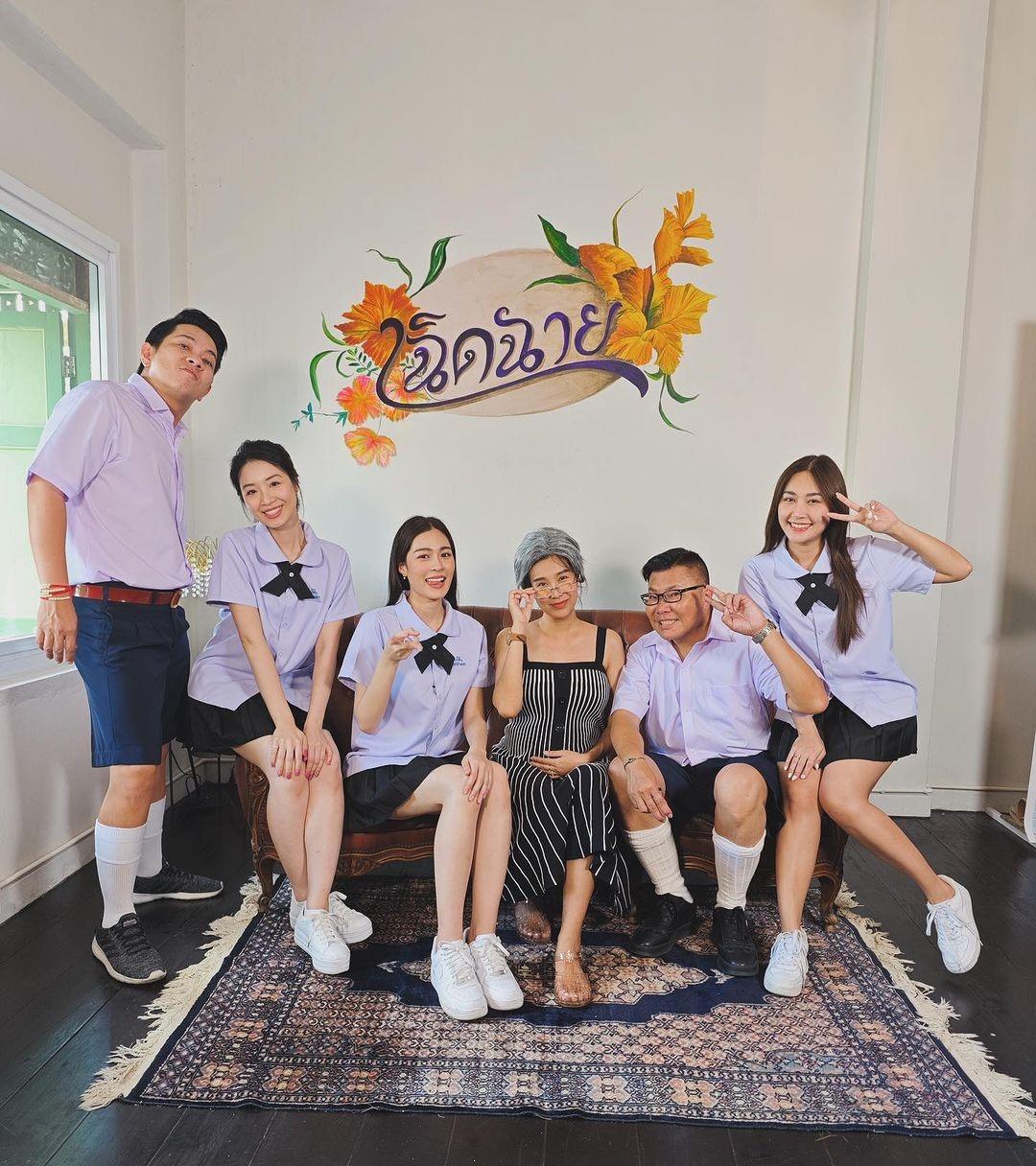 胡慧冲帶領「叉燒姐」鄺玲玲、「冬蔭家族」成員包括冬蔭妹、冬蔭哥哥、冬蔭表妹及冬蔭表姐主持《冲遊泰國9》(胡慧冲IG)