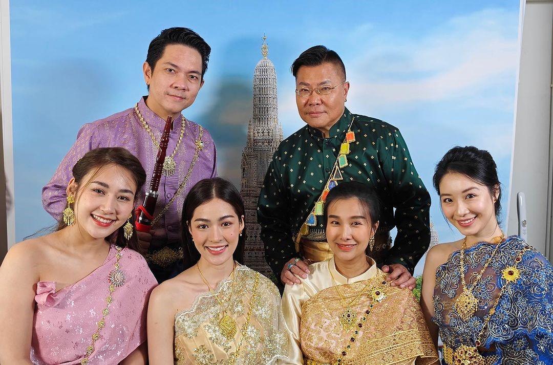 胡慧冲帶領「叉燒姐」鄺玲玲、「冬蔭家族」成員包括冬蔭妹、冬蔭哥哥、冬蔭表妹及冬蔭表姐主持《冲遊泰國9》(胡慧冲IG)