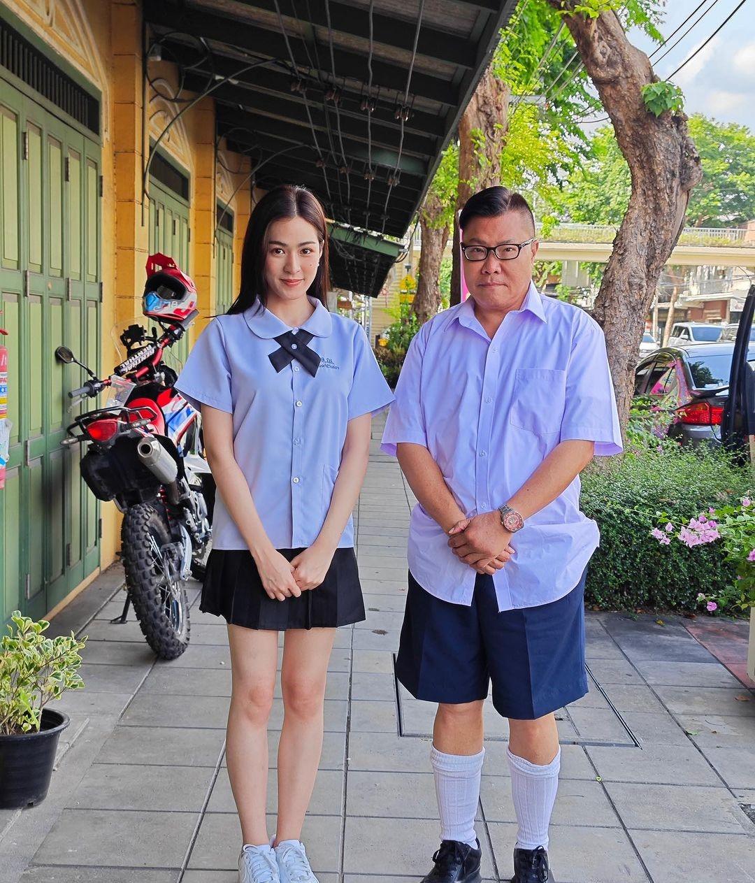 胡慧冲帶領「叉燒姐」鄺玲玲、「冬蔭家族」成員包括冬蔭妹、冬蔭哥哥、冬蔭表妹及冬蔭表姐主持《冲遊泰國9》(胡慧冲IG)