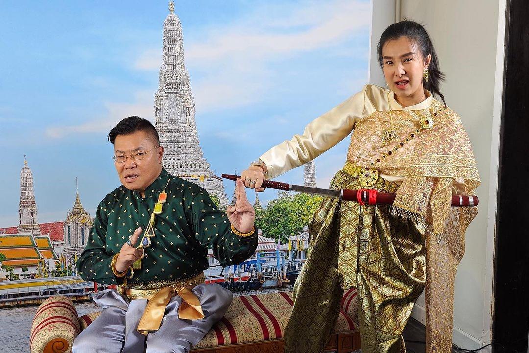 胡慧冲帶領「叉燒姐」鄺玲玲、「冬蔭家族」成員包括冬蔭妹、冬蔭哥哥、冬蔭表妹及冬蔭表姐主持《冲遊泰國9》(胡慧冲IG)