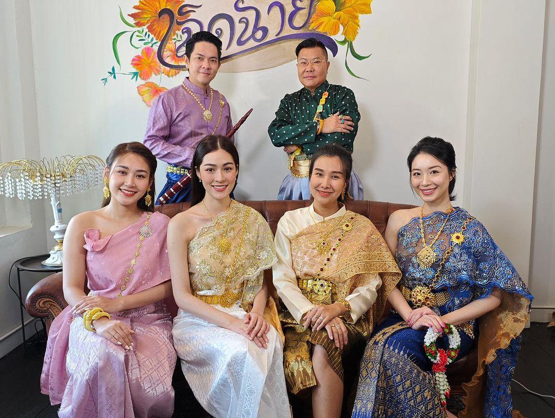 胡慧冲帶領「叉燒姐」鄺玲玲、「冬蔭家族」成員包括冬蔭妹、冬蔭哥哥、冬蔭表妹及冬蔭表姐主持《冲遊泰國9》(胡慧冲IG)