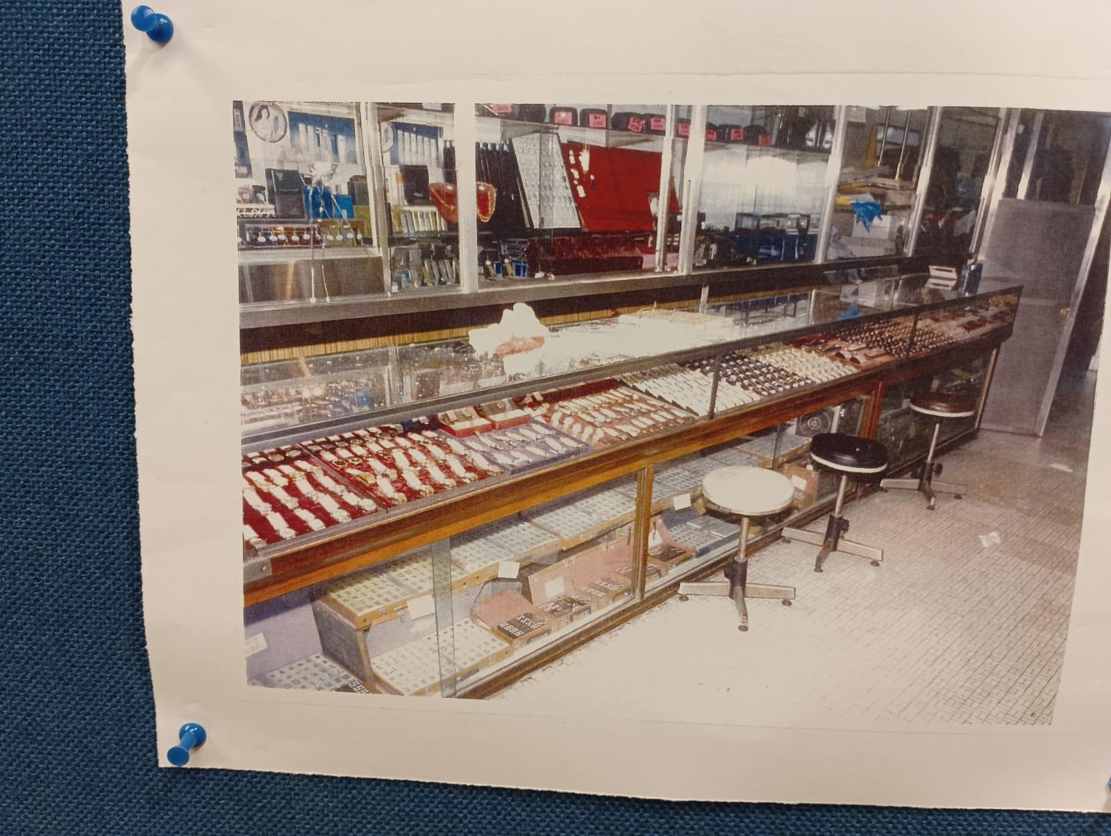 當年被劫的錶行相片。(鍾式明攝)