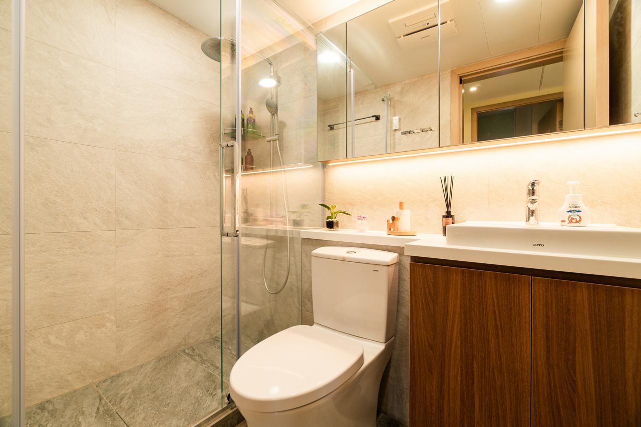 浴屏選擇了無框的款式,增加浴室通透的感覺