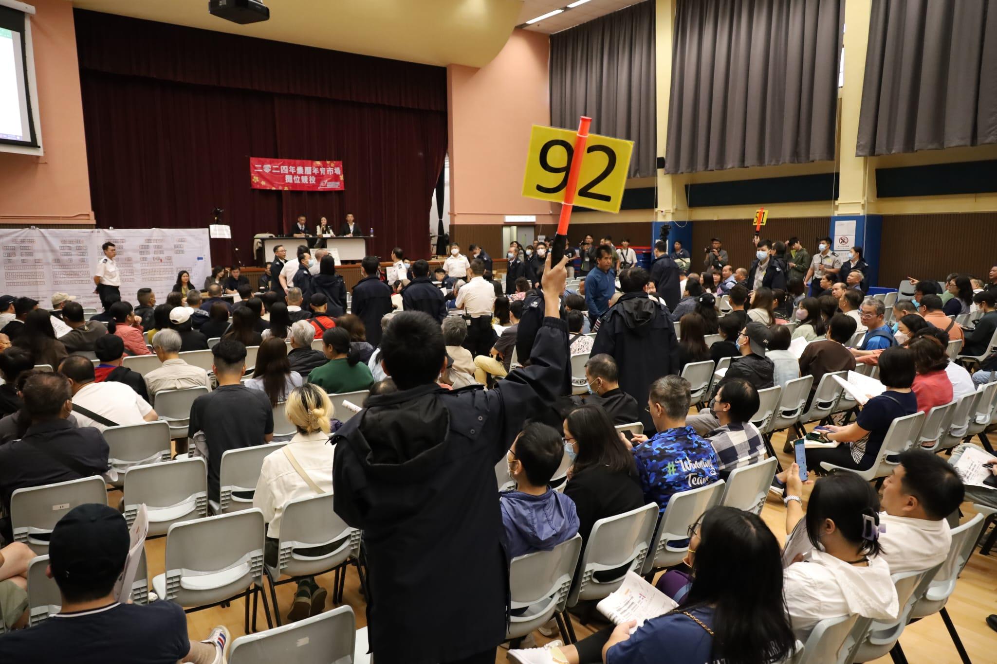 競投首日吸引近600市民到場。(鍾式明攝)