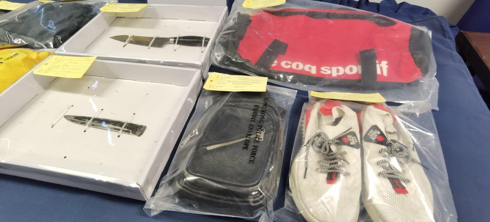 警方在單位找到一把長約30厘米利刀及疑犯當日犯案時穿著的衣服。