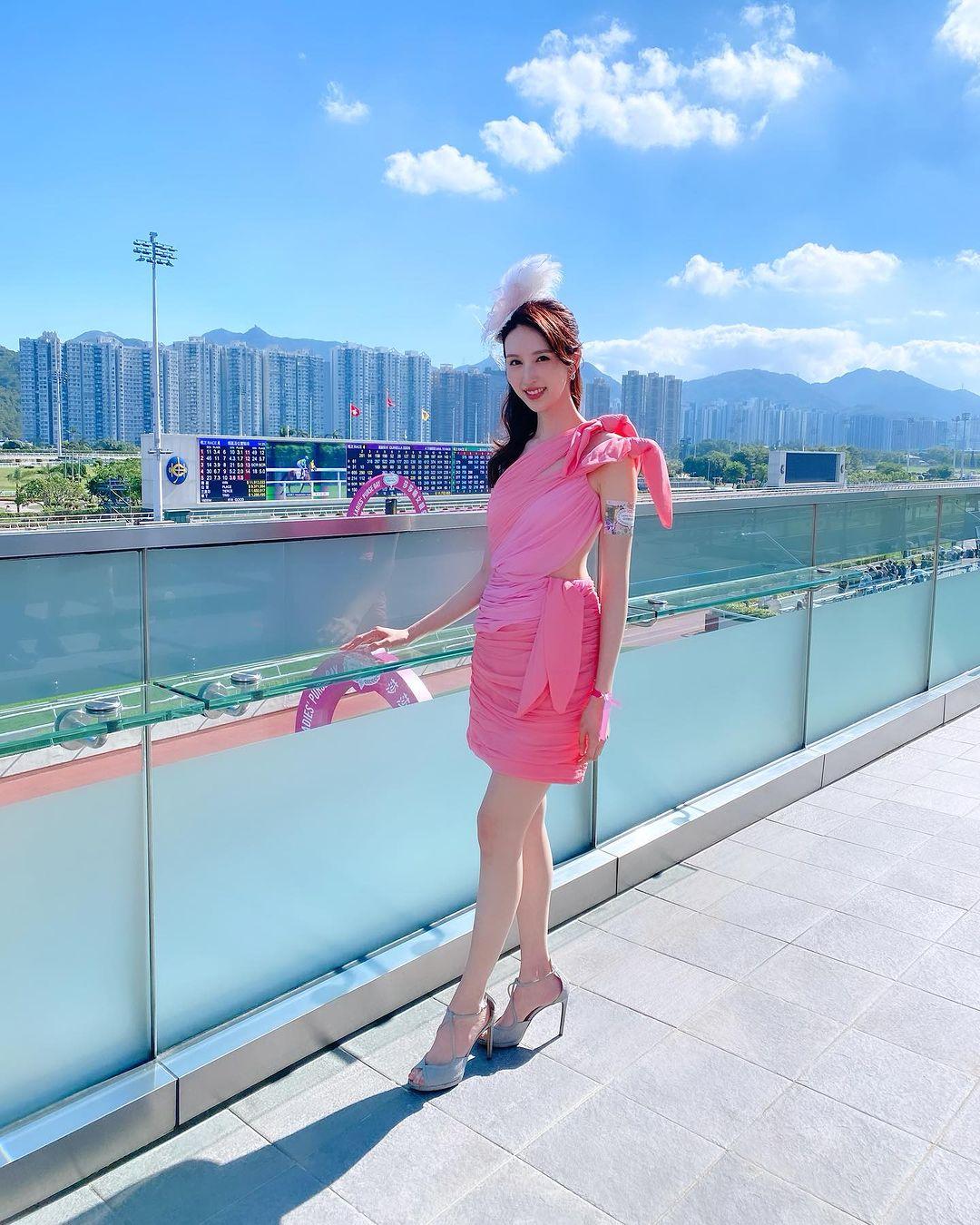 何天兒原名何傲兒,早前到馬場(何天兒IG)