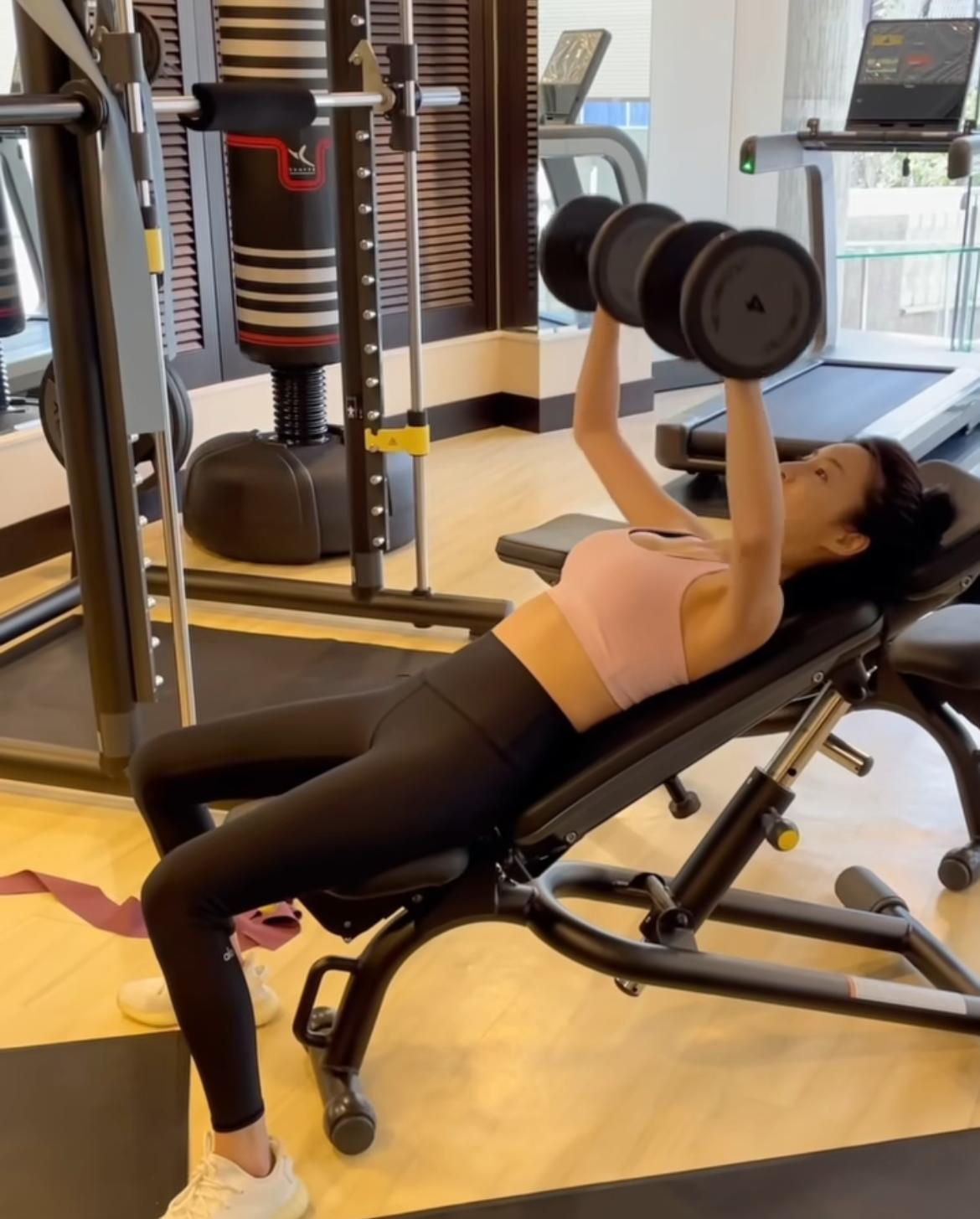 林夏薇舉啞鈴騷肌36歲凍齡有術(林夏薇IG)