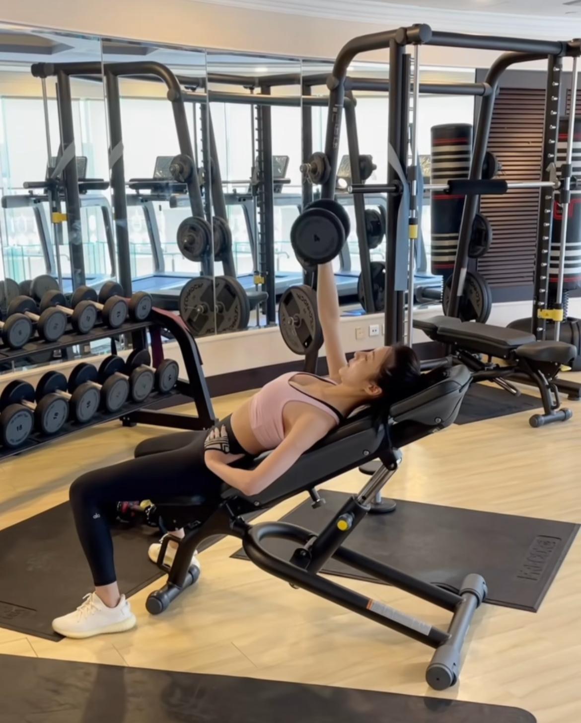 林夏薇舉啞鈴騷肌36歲凍齡有術(林夏薇IG)