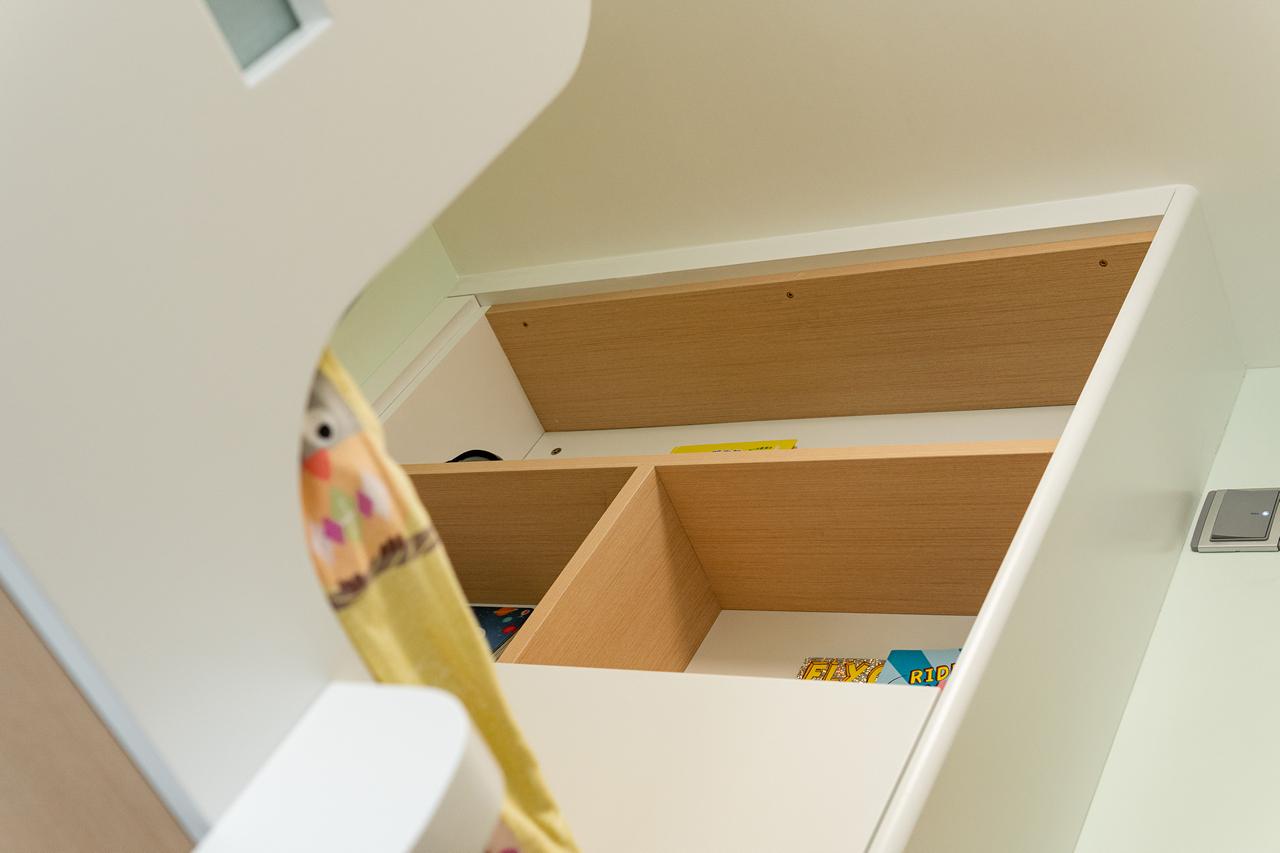 小朋友的睡房訂造了全高衣櫃連書檯