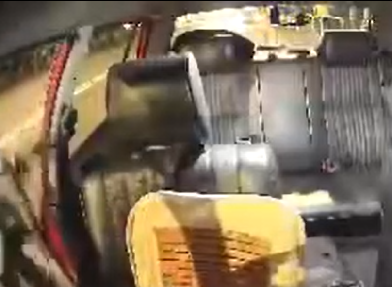 的士司機半途遇乘客打劫刀架頸 空手入白刃擊退對方(車cam L(香港群組))