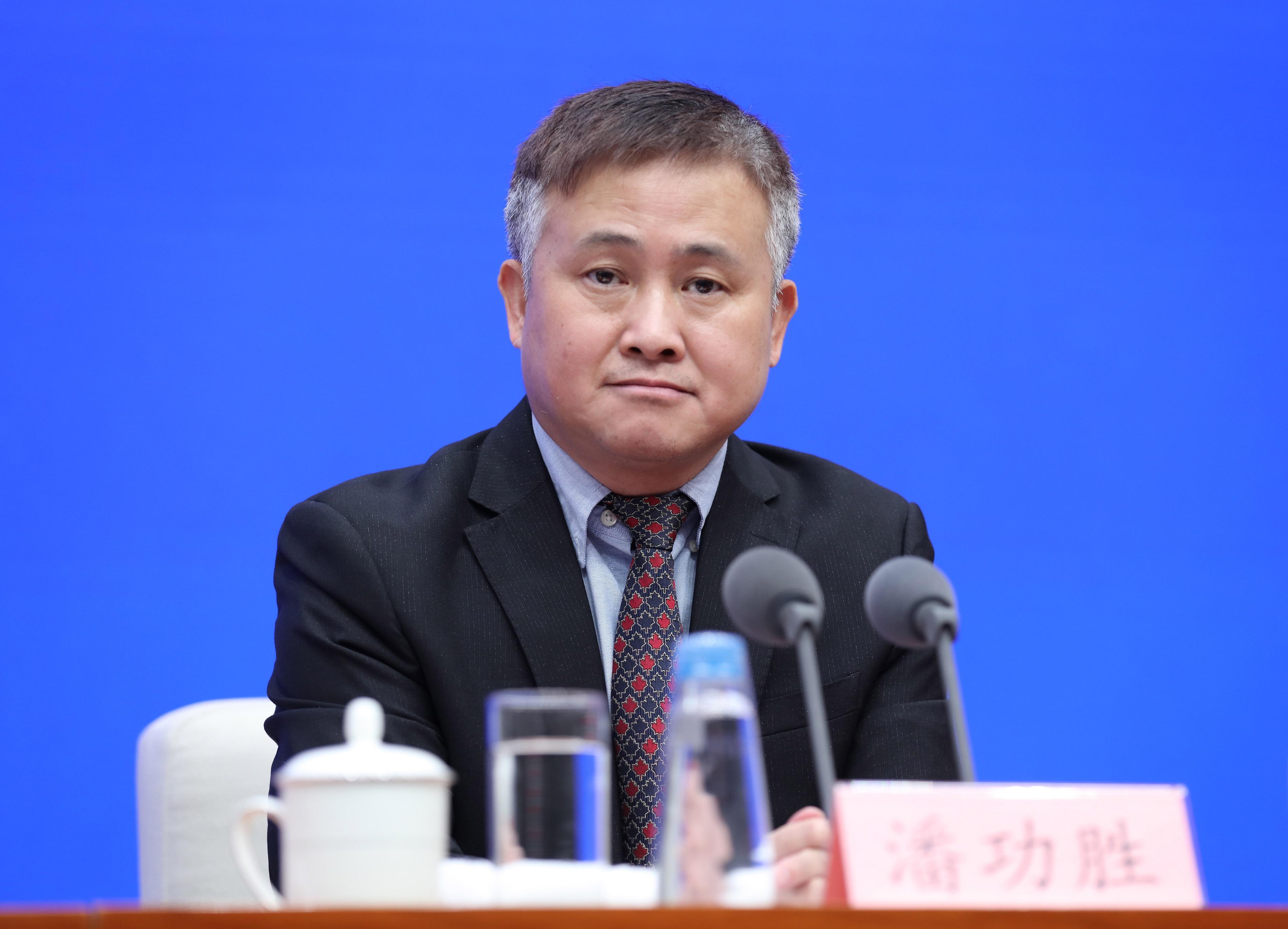 人行潘功勝指,部分省份存債務風險,地方政府要負主體責任。(資料圖片)