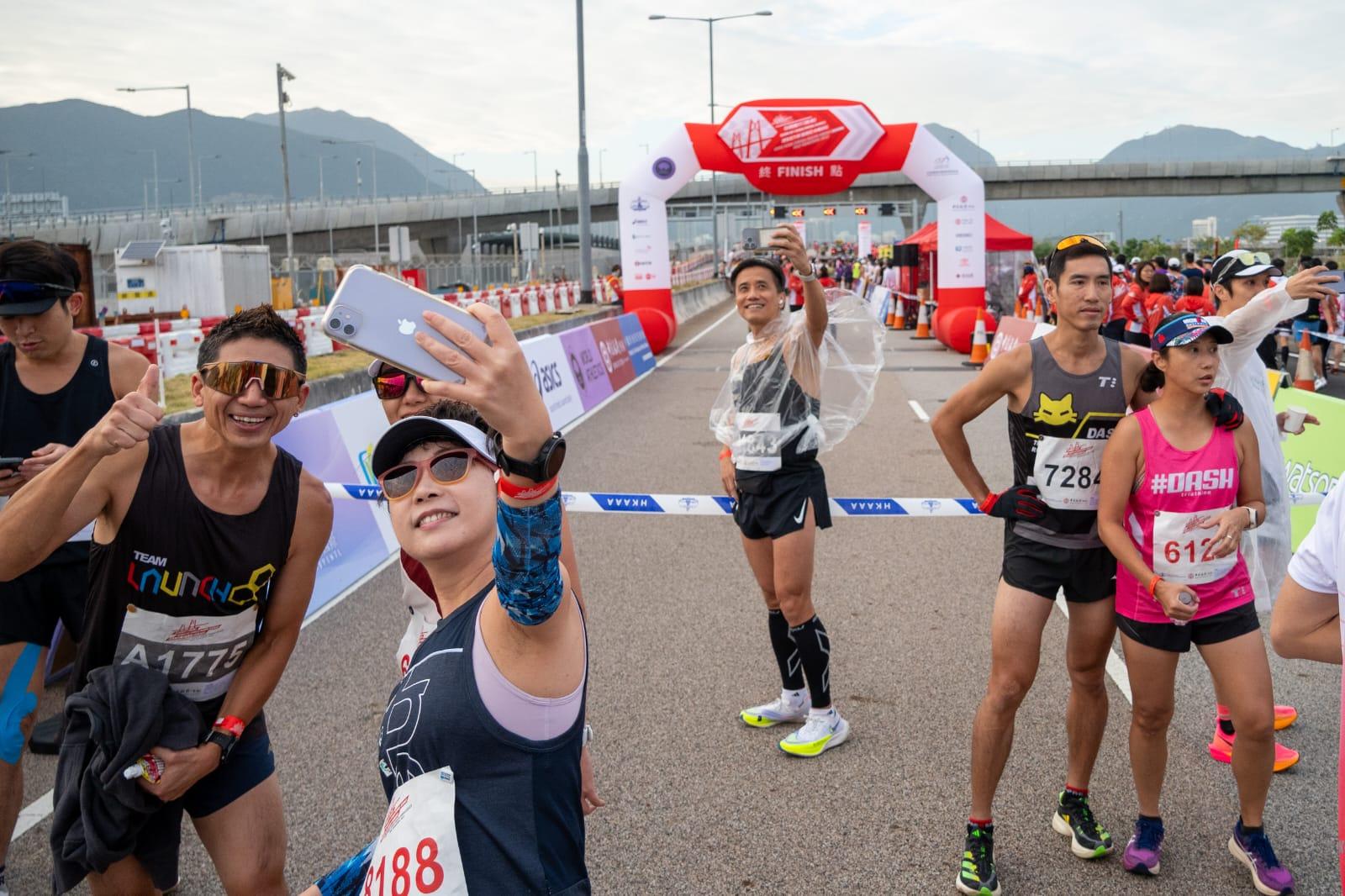 跑手拍照留念。(陳奕釗攝)