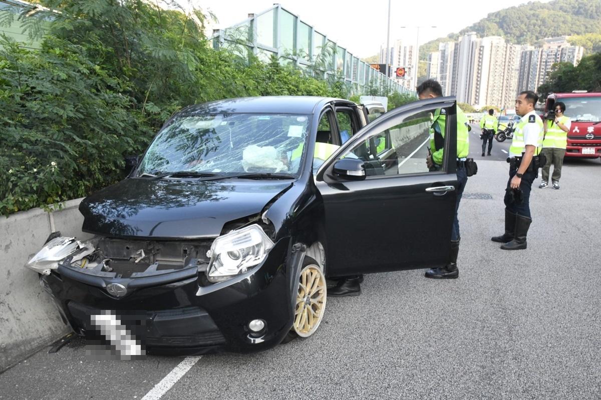 吐露港公路有私家車「自炒」後兩人被拋出車外。
