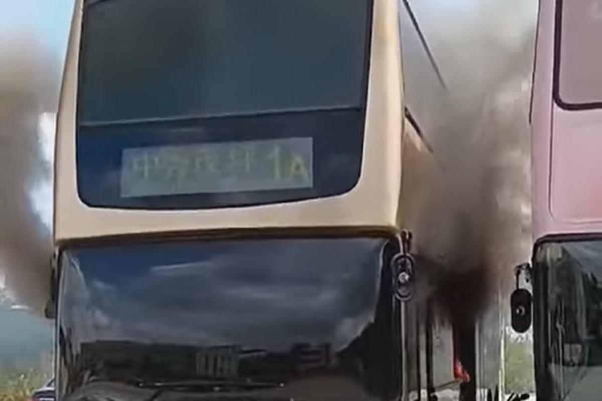 元朗白沙村有退役巴士懷疑遭縱火。(網上影片截圖)