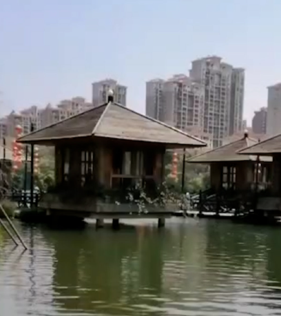 福建泉州洛江區區長蘇漢庭在當地惠安縣聚龍小鎮一間水上餐廳晚膳時,疑因玻璃地板破裂導致跌落水溺斃