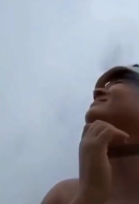 攀爬過程中,26歲女子阿拉霍(Karlla Araújo)在一塊石上自拍時還臉帶笑容,突然傳來一陣巨響,她頓時尖叫露出驚恐神情。眾人發現蘇沙被雷擊中,當場倒地不起