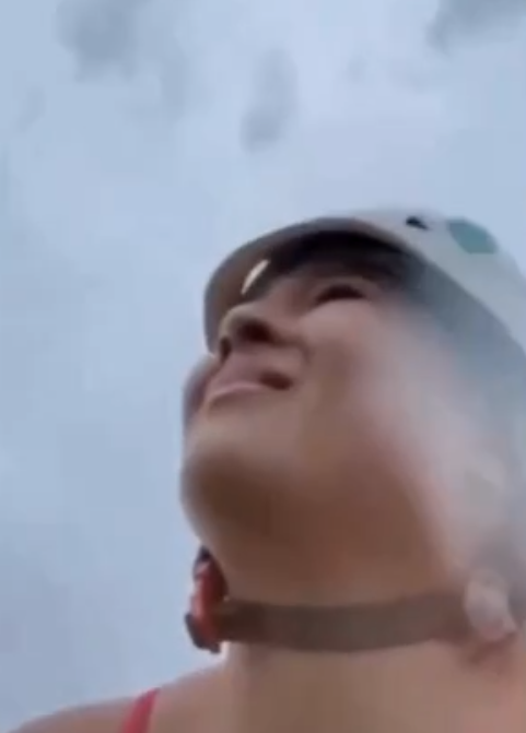 攀爬過程中,26歲女子阿拉霍(Karlla Araújo)在一塊石上自拍時還臉帶笑容,突然傳來一陣巨響,她頓時尖叫露出驚恐神情。眾人發現蘇沙被雷擊中,當場倒地不起