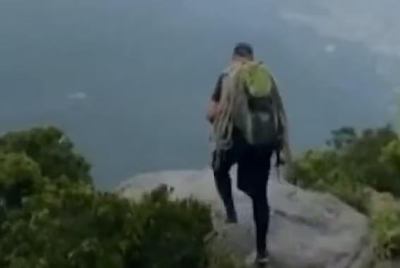 事發當時一位女團員正在自拍,意外錄下導遊「最後背影」。