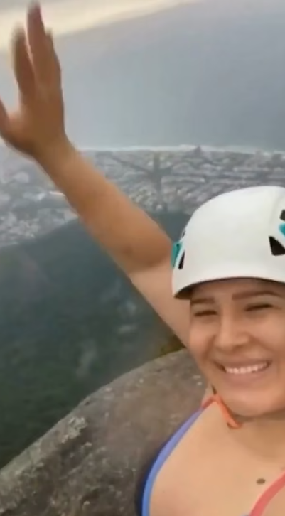 攀爬過程中,26歲女子阿拉霍(Karlla Araújo)在一塊石上自拍時還臉帶笑容,突然傳來一陣巨響,她頓時尖叫露出驚恐神情。眾人發現蘇沙被雷擊中,當場倒地不起
