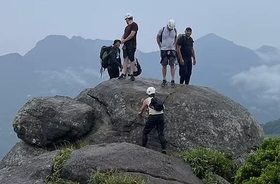 蘇沙帶領一群登山客前往堤乎卡國家公園,征服海拔844米的巨石山。