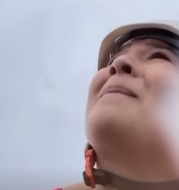 攀爬過程中,26歲女子阿拉霍(Karlla Araújo)在一塊石上自拍時還臉帶笑容,突然傳來一陣巨響,她頓時尖叫露出驚恐神情。眾人發現蘇沙被雷擊中,當場倒地不起