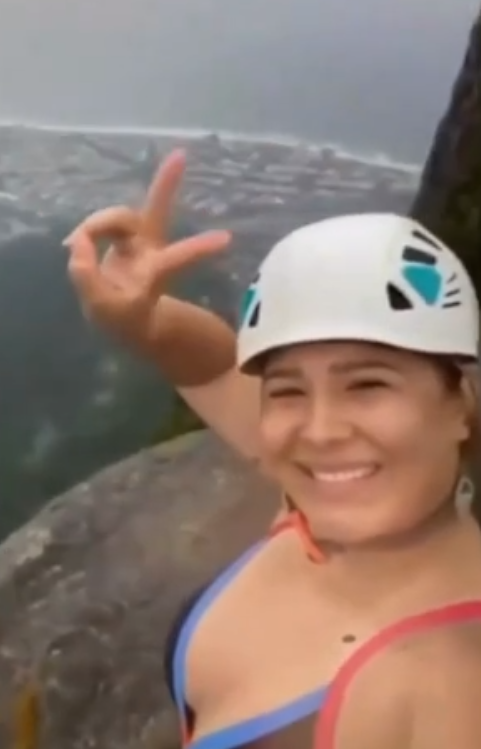 攀爬過程中,26歲女子阿拉霍(Karlla Araújo)在一塊石上自拍時還臉帶笑容,突然傳來一陣巨響,她頓時尖叫露出驚恐神情。眾人發現蘇沙被雷擊中,當場倒地不起