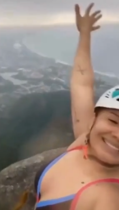 攀爬過程中,26歲女子阿拉霍(Karlla Araújo)在一塊石上自拍時還臉帶笑容,突然傳來一陣巨響,她頓時尖叫露出驚恐神情。眾人發現蘇沙被雷擊中,當場倒地不起