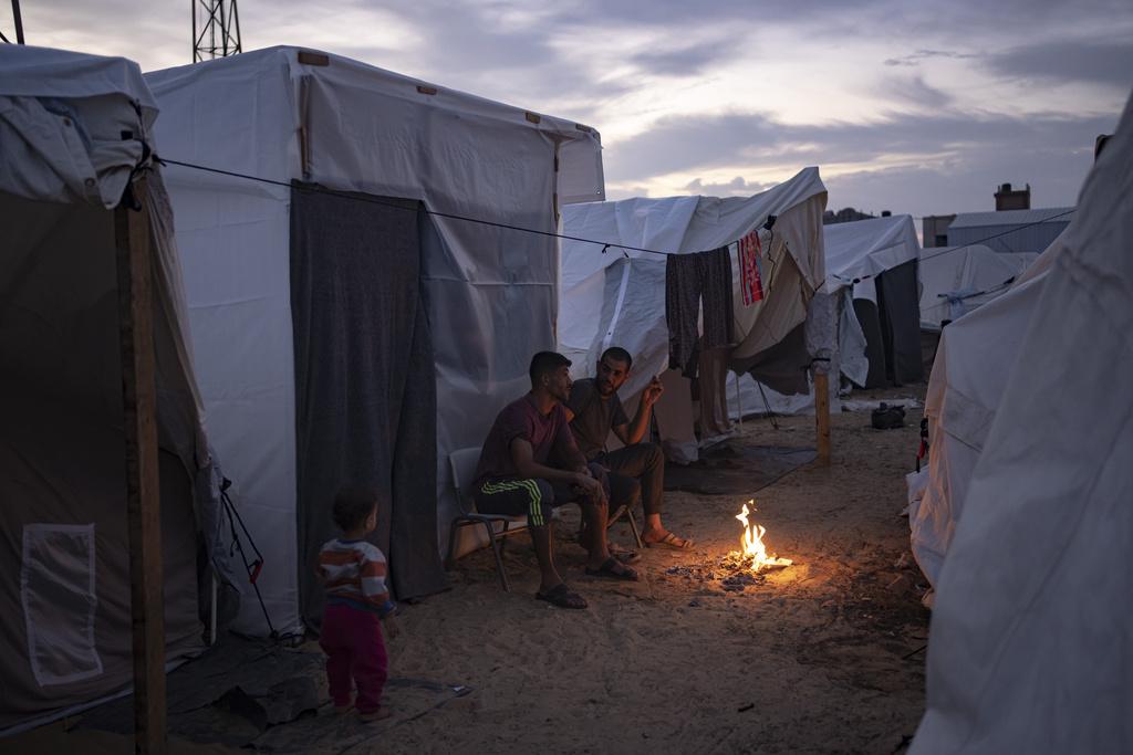 巴勒斯坦人棲身於加沙汗尤尼斯的聯合國難民營。(美聯社)