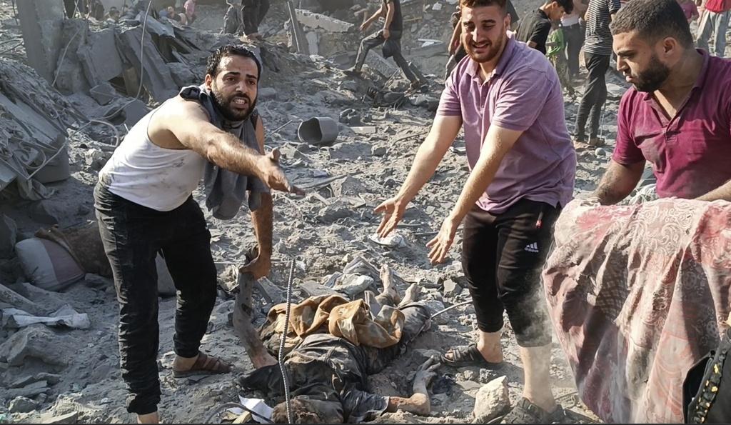 加沙最大的賈巴利亞難民營周二遭受以軍空襲,民眾在瓦礫堆發現遺體。(美聯社)