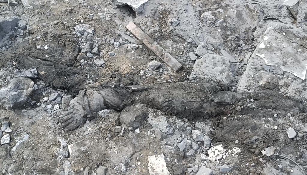 加沙最大的賈巴利亞難民營周二遭受以軍空襲,遺體埋在瓦礫堆。(美聯社)