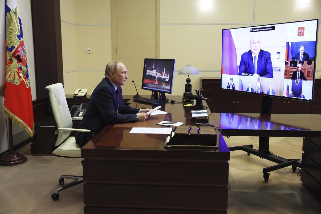 普京上周在莫斯科市郊官邸主持政府視像會議。(美聯社)