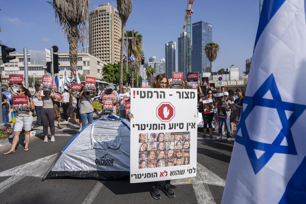 特拉維夫上周五舉行反政府示威,有示威者展示人質照片。(美聯社)