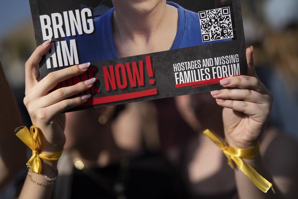 特拉維夫上周五舉行反政府示威,有親屬展示人質照片,要求他們安全回國。(美聯社)