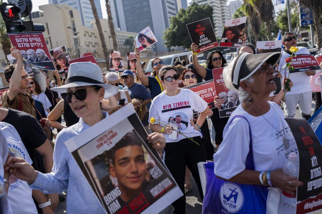特拉維夫上周五舉行反政府示威,有親屬展示人質照片,要求他們安全回國。(美聯社)